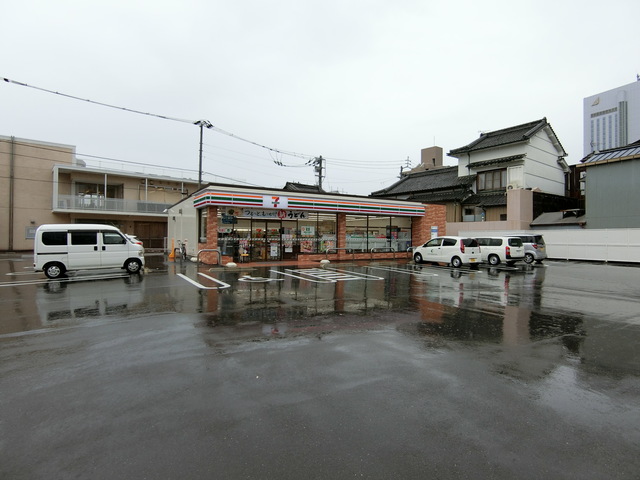 コンビニ　セブンイレブン高知菜園場町店（コンビニ）まで115m