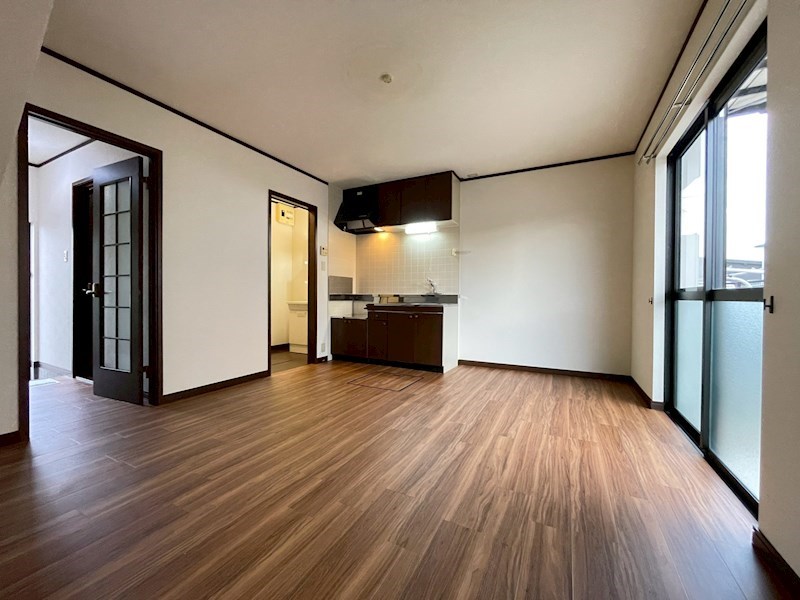 居室・リビング　ダイニングテーブルを置いても良いですね。