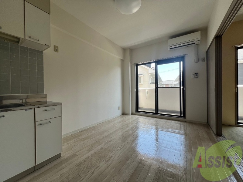 居室・リビング　南向きのお部屋でリビングにはしっかり日差しが入ります。