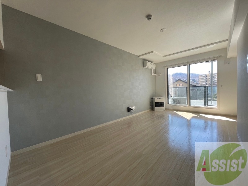 居室・リビング　リビングです。木目のフローリングが落ち着きますね。