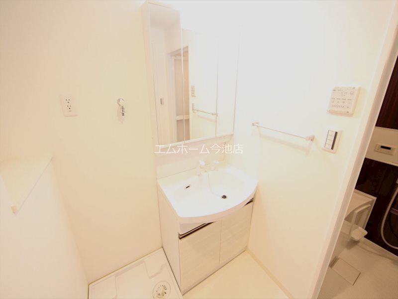 洗面設備　脱衣所　独立洗面台（シャンプードレッサー付）