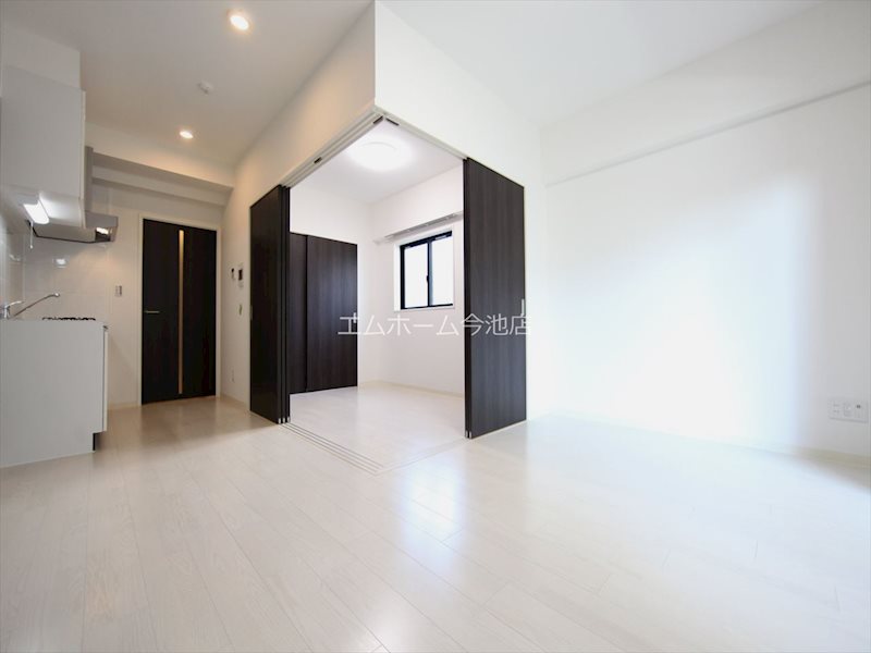 居室・リビング　LDK11.0帖　エアコン付　換気良好　南向きバルコニーに面