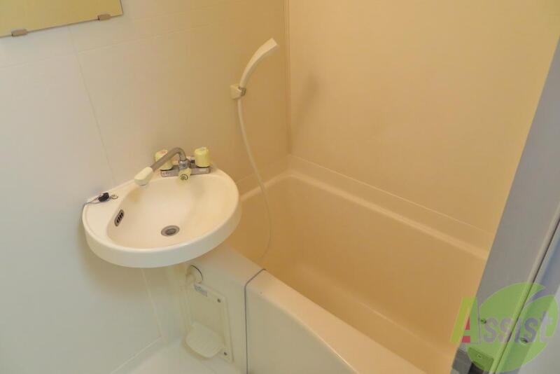 バス・シャワールーム　浴槽も広々としｔｒ日々の疲れが取れますね。