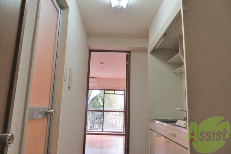 玄関　リビングからの光も入り明るい玄関です。