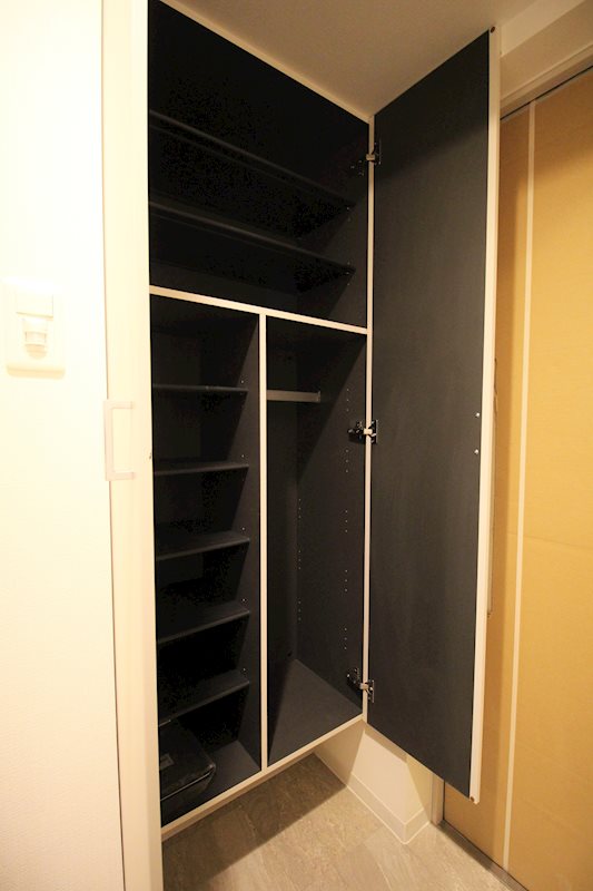 その他設備　玄関のシューズボックスは高さ調節もできる優れもの。右下には傘