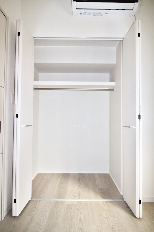 収納　洋室のクローゼットには意外と奥行きがあるので、収納にお困りの