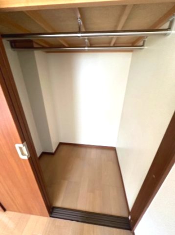 収納　奥行があり、ハンガーパイプの２本ついた収納