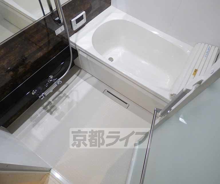 バス・シャワールーム　鏡のある便利なお風呂