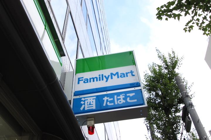 コンビニ　ファミリーマート（コンビニ）まで320m