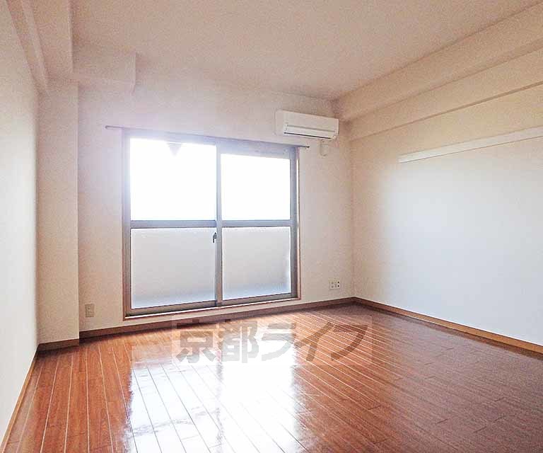 居室・リビング　１０帖の広々とした洋室です。