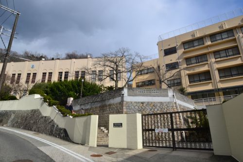 中学校　神戸山手女子高等学校（中学校）まで2423m