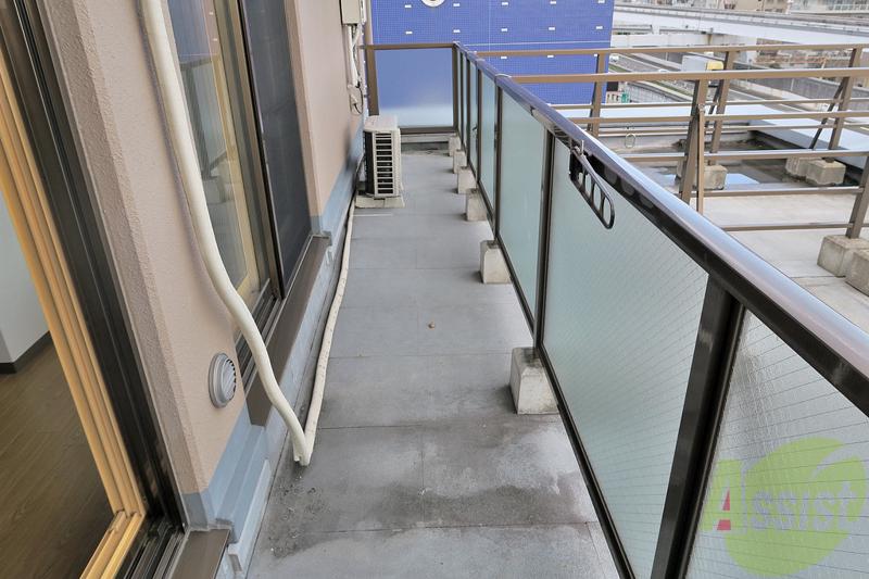 バルコニー　バルコニーもこのワイドさです。風通しもバッチリですね