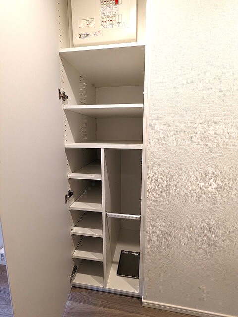 玄関　傘入れ付で収納豊富なトールタイプのシューズＢＯＸです