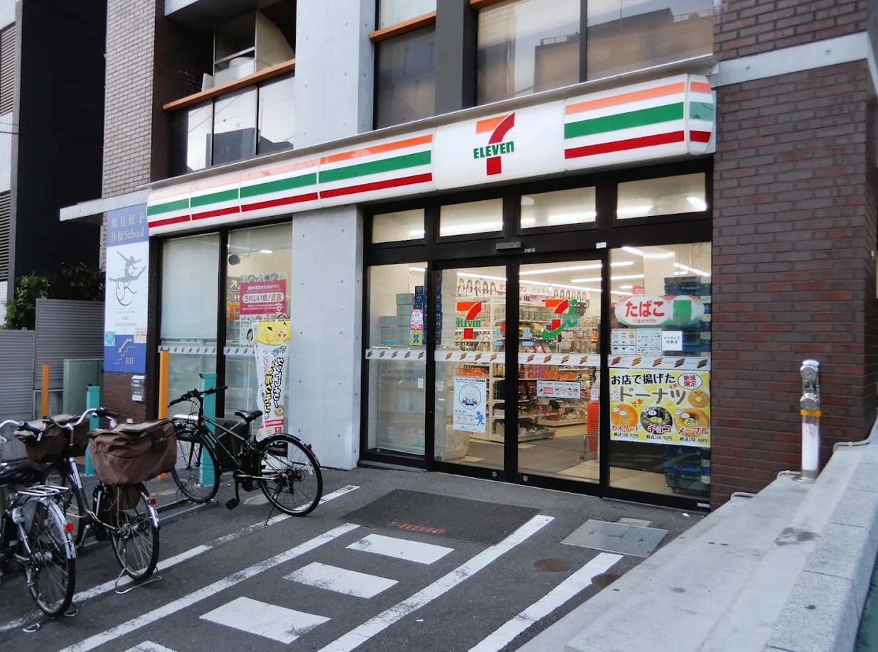 コンビニ　セブンイレブン市谷柳町店（コンビニ）まで323m