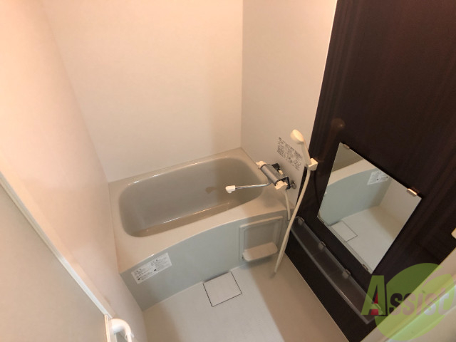 バス・シャワールーム　バスルームはこちらです。広々としてゆったり休めます。