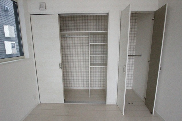 収納　壁一面の大型クローゼット付きです