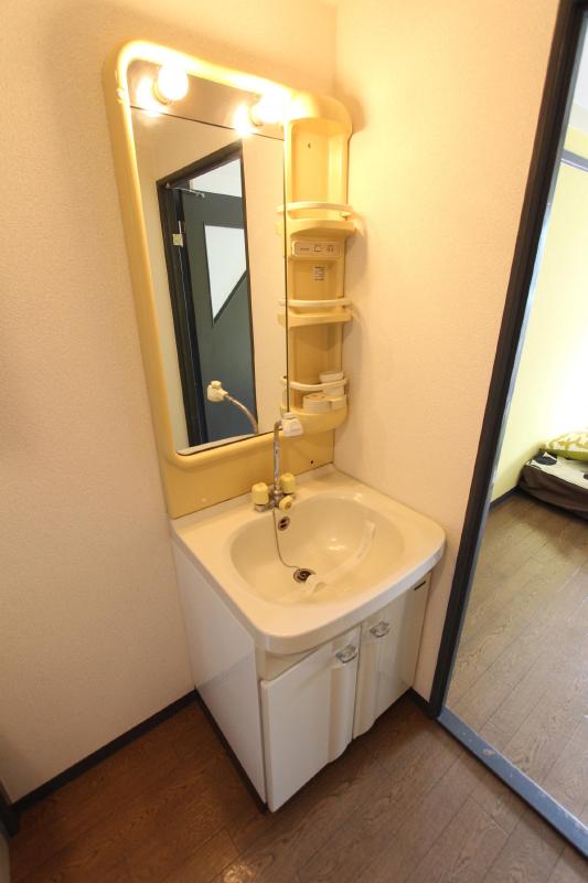 洗面設備　同タイプ別部屋写真です。現況優先となります。