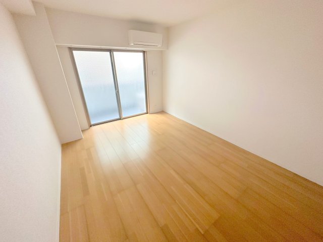 その他部屋・スペース　ゆとりのあるベッドルームで快適な睡眠をとってくださいね。