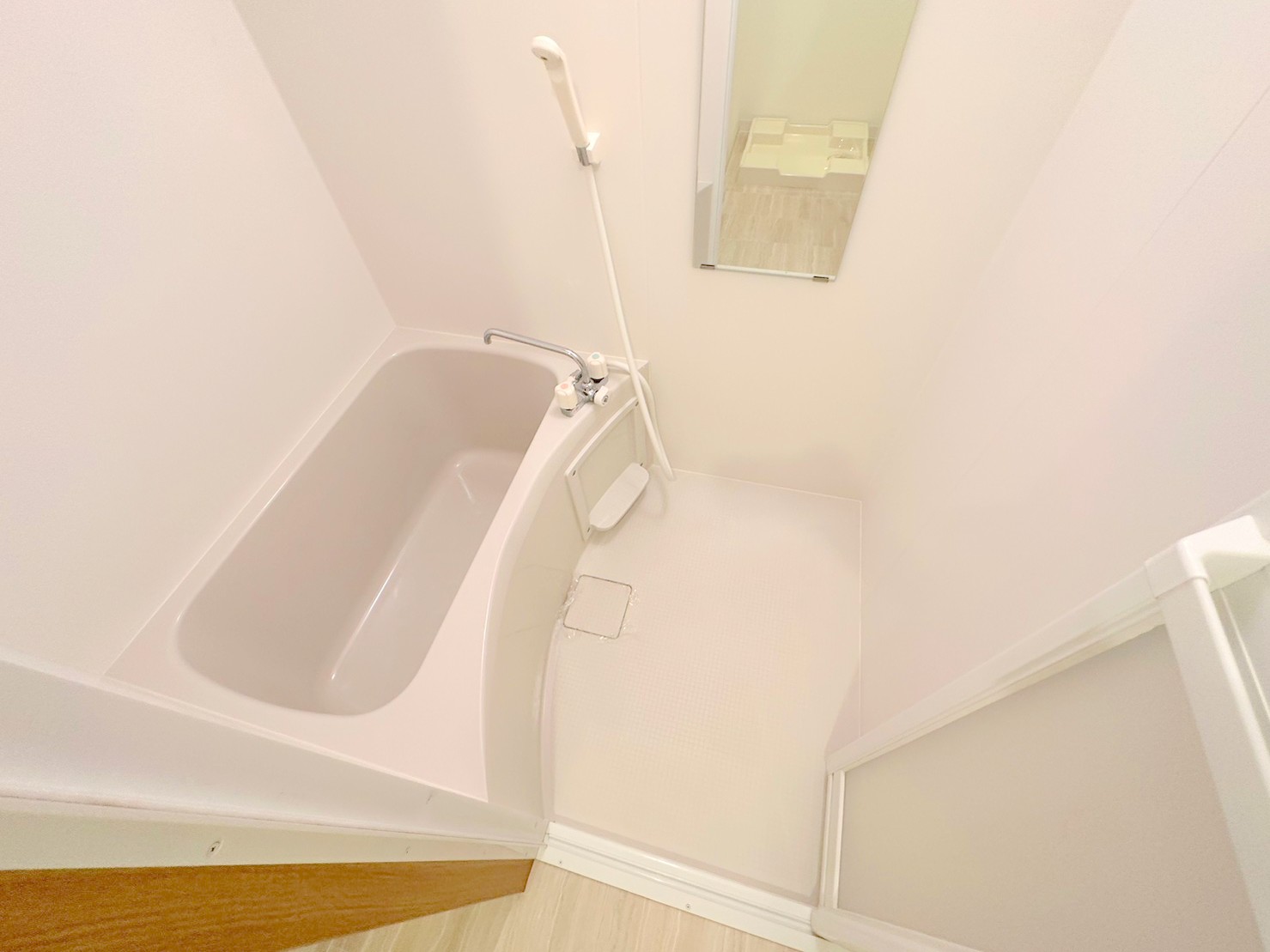 バス・シャワールーム　広めのお風呂は一日の疲れを癒してくれます。