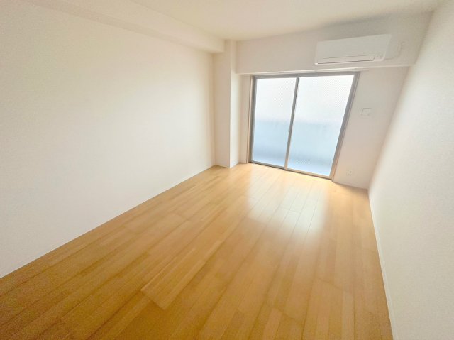 居室・リビング　明るく広々とした洋室です。