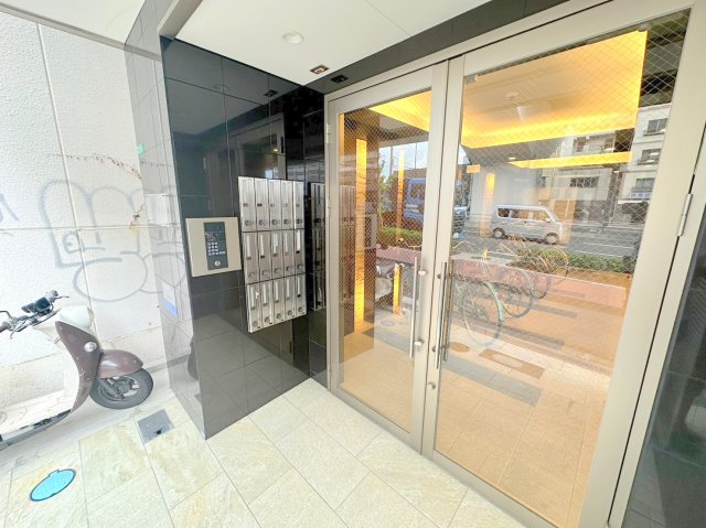 エントランス　オシャレなエントランスは安心のオートロック付きです。