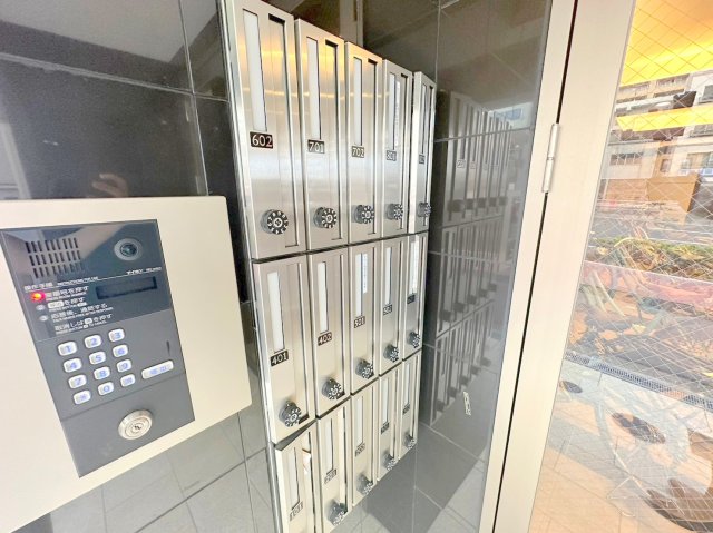 ロビー　ロビーにある各部屋毎のメールボックス。