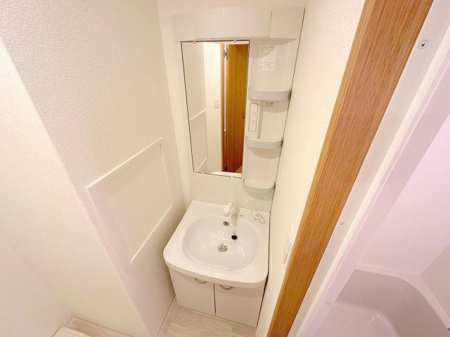 洗面設備　人気の独立洗面所にはうれしいシャンプードレッサーが付いてます