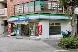 コンビニ　ファミリーマート 新富町駅前店（コンビニ）まで107m