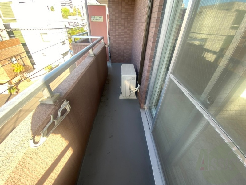 バルコニー　窓を開けると風通しも良く、気分も上がりそう！