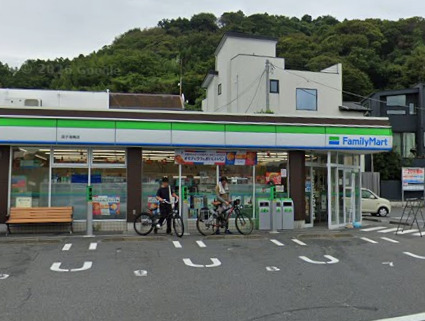 コンビニ　ファミリーマート（コンビニ）まで372m