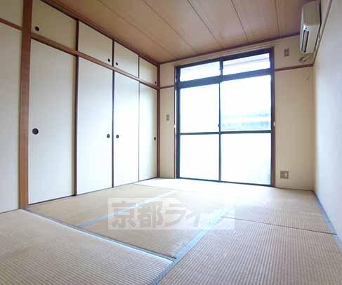 居室・リビング　南向きのお部屋です