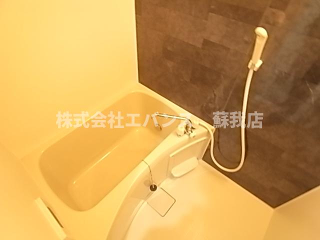 バス・シャワールーム　コンパクトで使いやすいお風呂です
