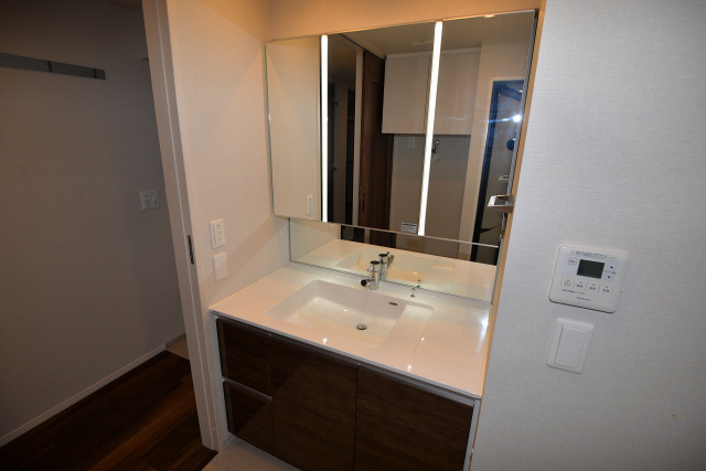洗面設備　写真は同マンションの別のお部屋のものです