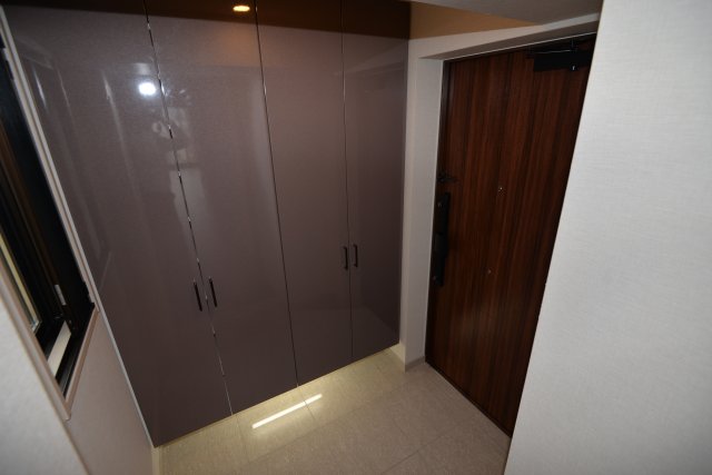 玄関　写真は同マンションの別のお部屋のものです