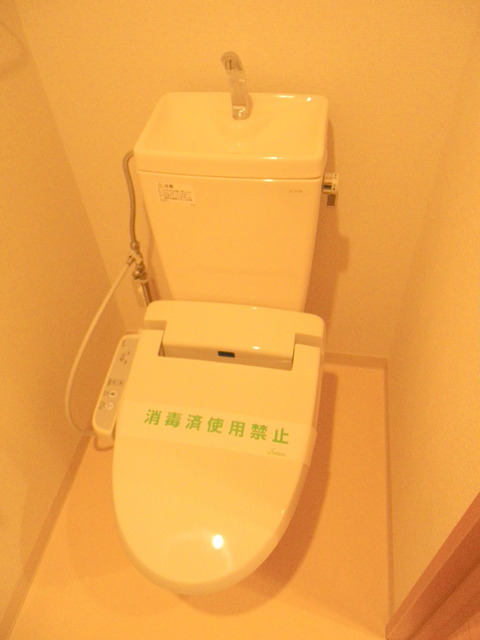 トイレ　レストルームは温水洗浄便座付き