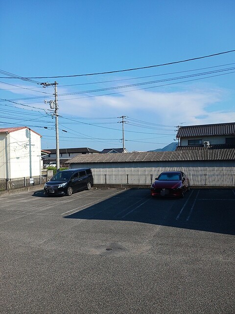 駐車場　駐車場があるので、車を買う予定の方も安心です