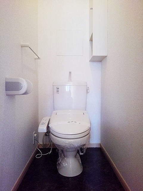 トイレ　ウォシュレット完備です。