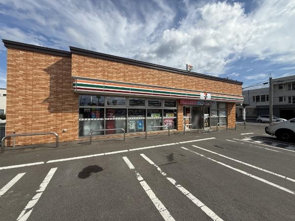 コンビニ　セブンイレブン札幌北郷3条8丁目店（コンビニ）まで511m