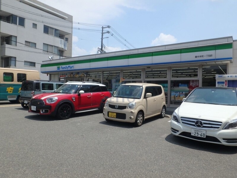 コンビニ　ファミリーマート豊中本町一丁目店（コンビニ）まで261m