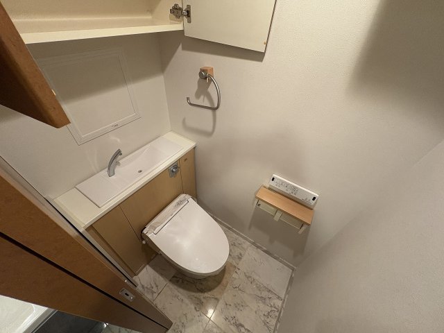 トイレ　落ち着いた色調のトイレです
