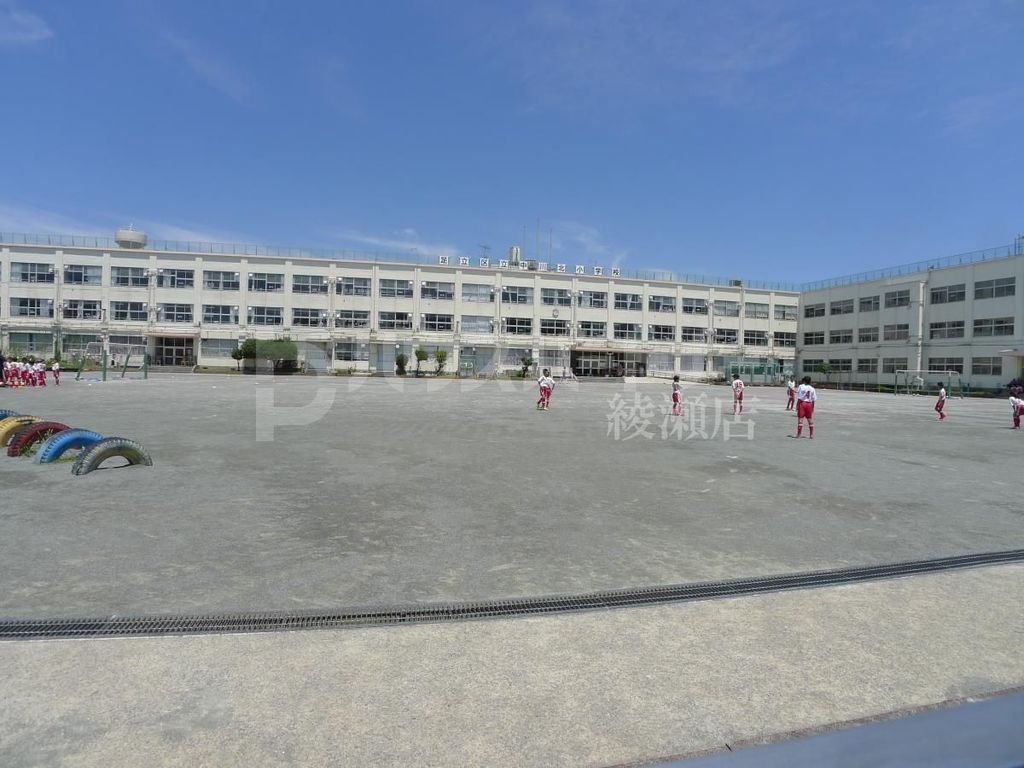 小学校　足立区立中川北小学校（小学校）まで580m