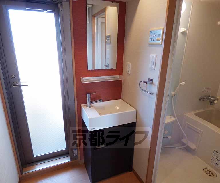 洗面設備　綺麗な独立洗面所です。