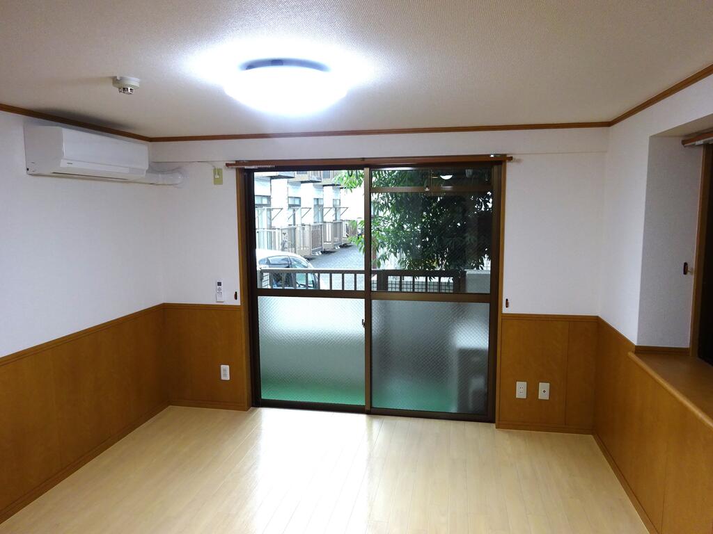居室・リビング　西向き・角部屋、約7帖の洋室。