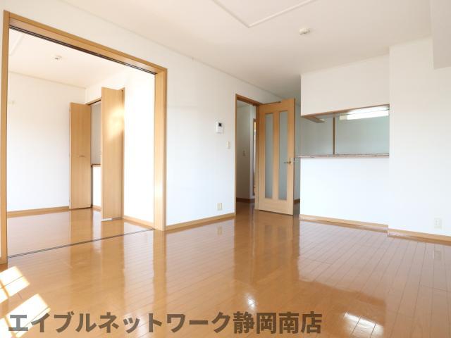 居室・リビング　こちらのリビングで趣味の時間をお楽しみください