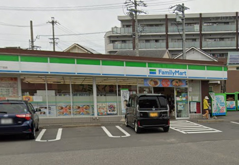 コンビニ　ファミリーマート 粕畠三丁目店（コンビニ）まで403m