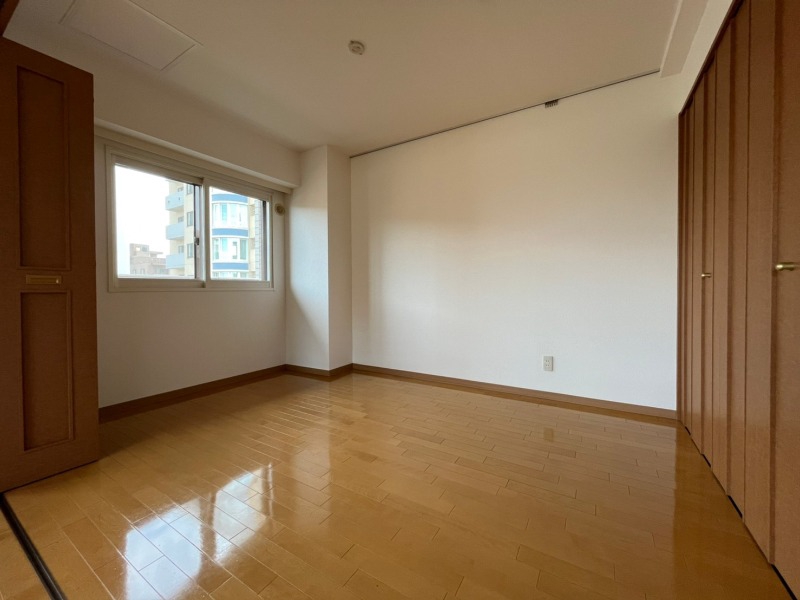 その他部屋・スペース　６．２畳の洋室です。窓も二つあるので朝の目覚めも良さそう。
