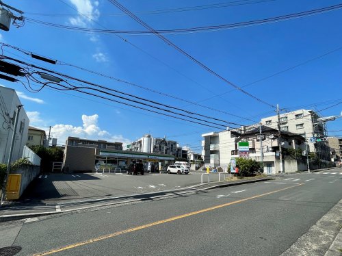 コンビニ　ファミリーマート 吹田江坂五丁目店（コンビニ）まで321m