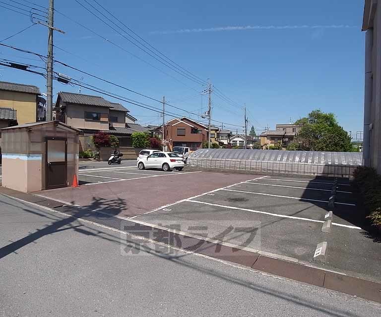 駐車場　西側のガレージです。