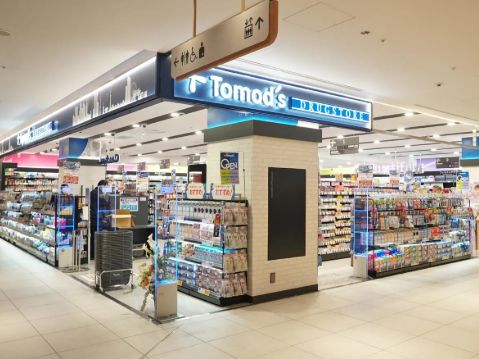 ドラックストア　トモズ恵比寿ガーデンプレイス店（ドラッグストア）まで455m