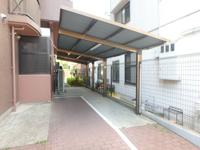 その他共有部分　屋根付き駐輪スペースです